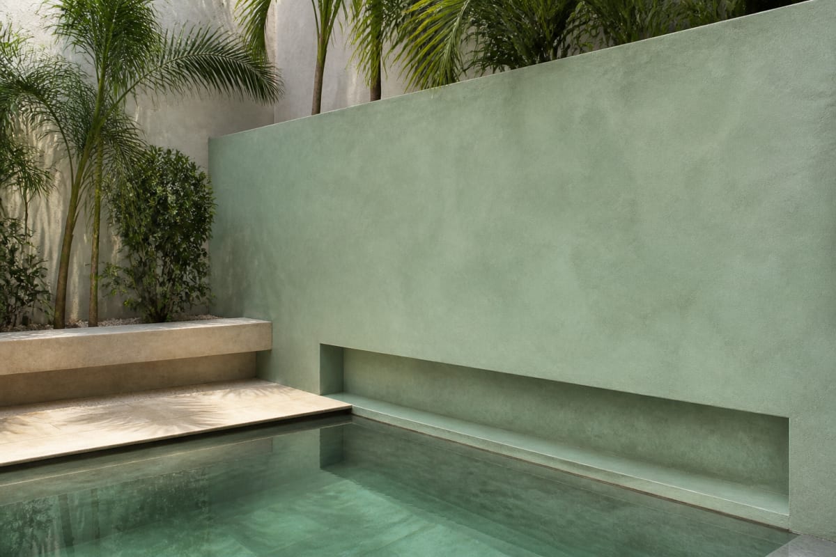Piscina, jardín y fachada con acabado Chukum Verde Quiché de Acabados La Ceiba